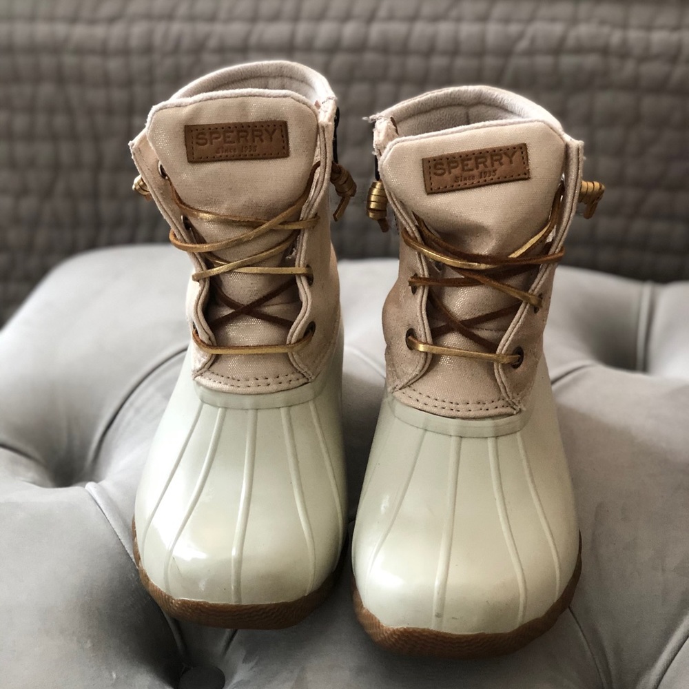 Sperry duck boots size 9.5. Adorable shimmer!